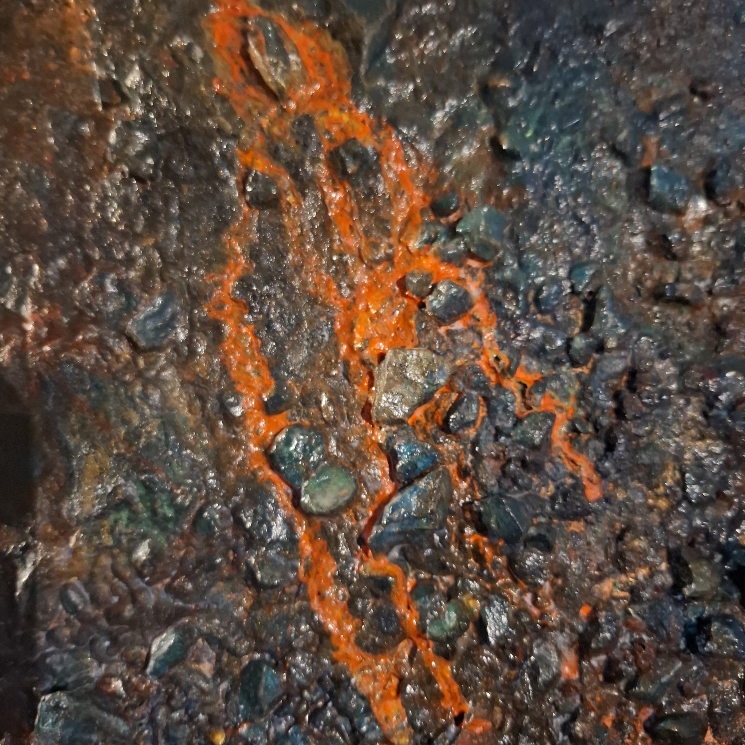 Detailaufnahme des orangefarbenen Kraters