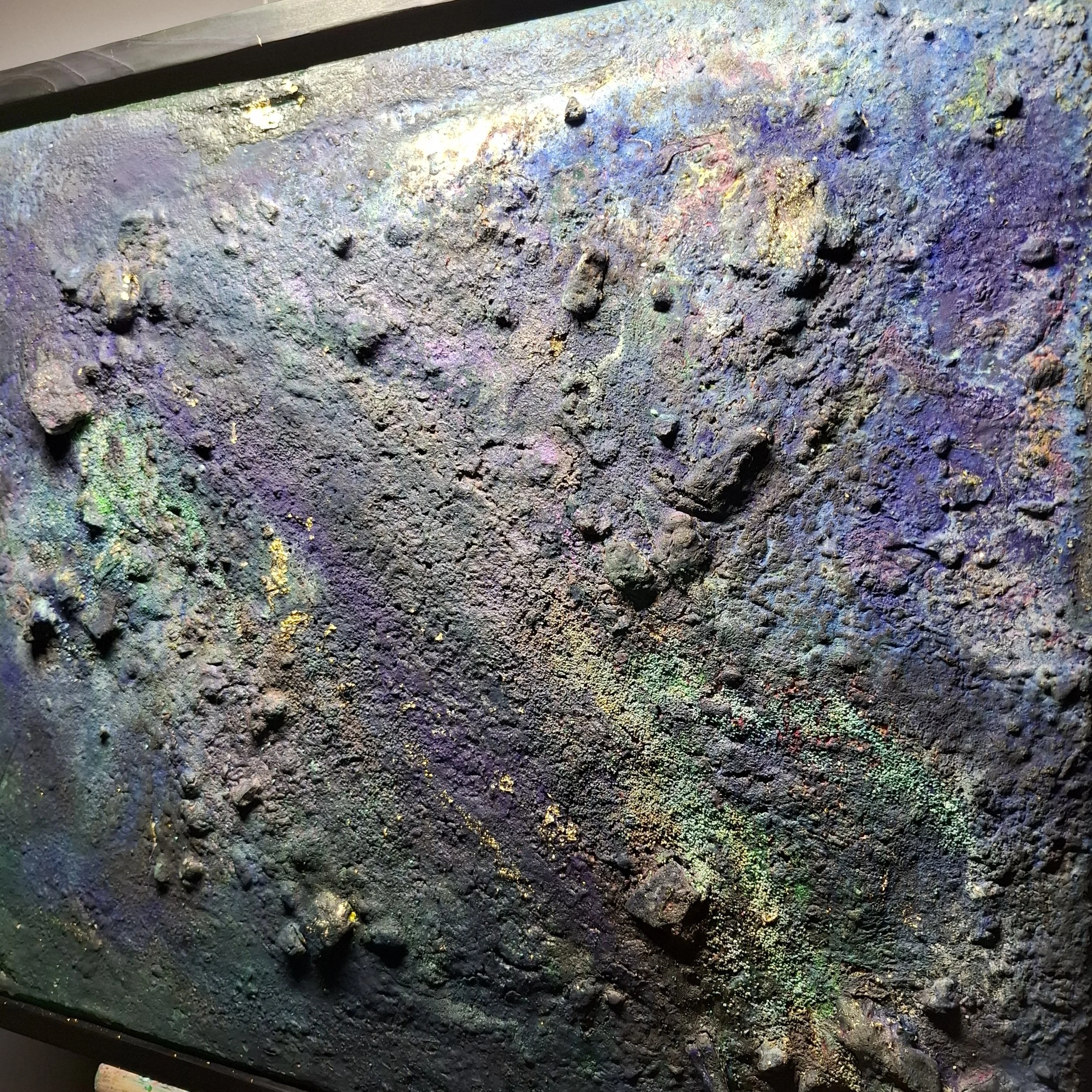 Material- und Seitenansicht von Erosion im mineralischen Sedimentskörper mit sichtbarer Reliefhöhe, mineralischen Ablagerungen, Holzkohlefragmenten, Eisenspänen und Sedimentstruktur