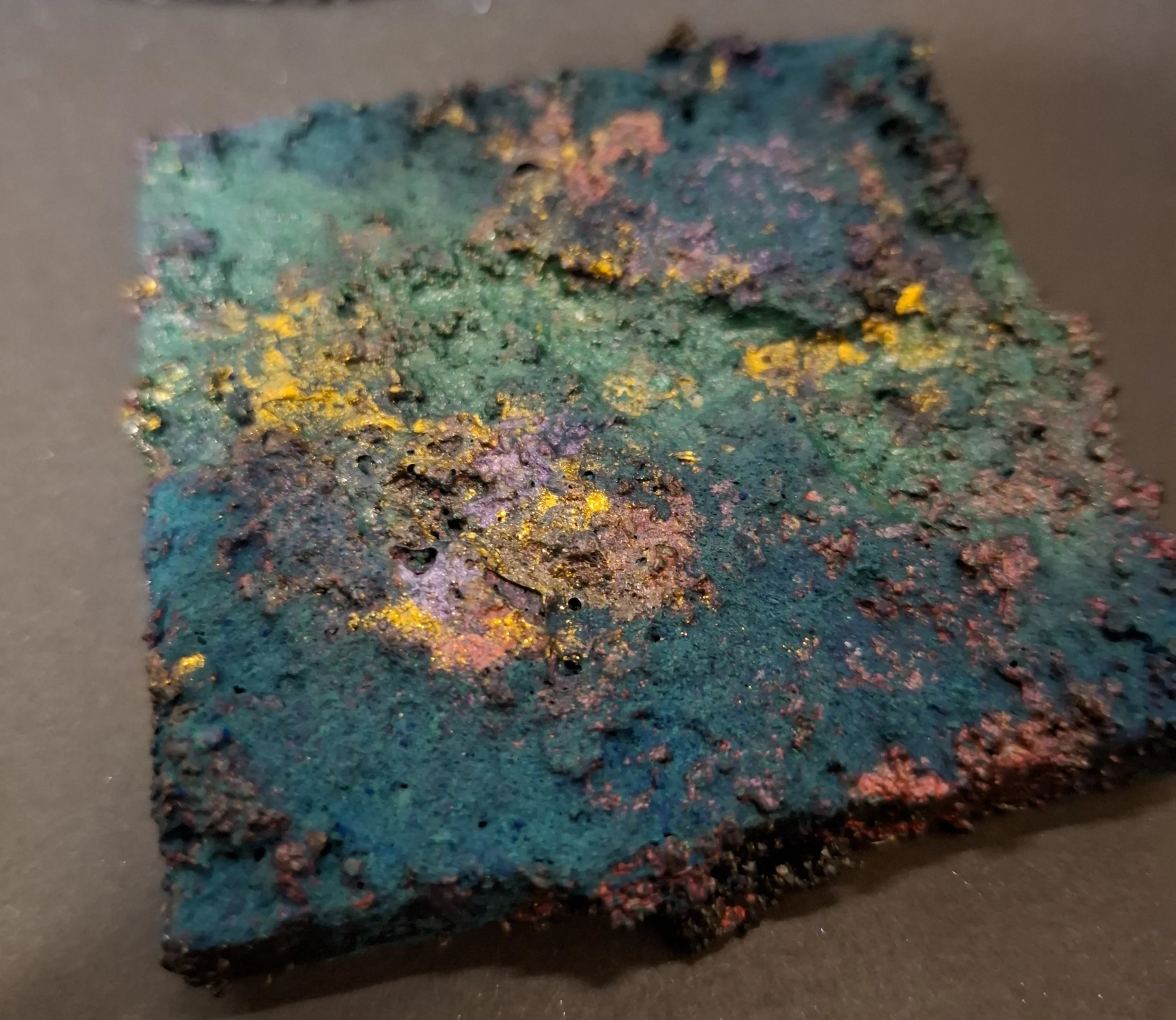 Mineralischer Bergfluss MF02 · magnetisches Sedimentfragment von Markus Willems Köln · 7×7 cm Mixed Media auf magnetischer Leinwand · türkise Mineraloberfläche mit Goldspur wie aufgebrochener Bergwasserlauf · Mikro-Original kaufen 55 Euro