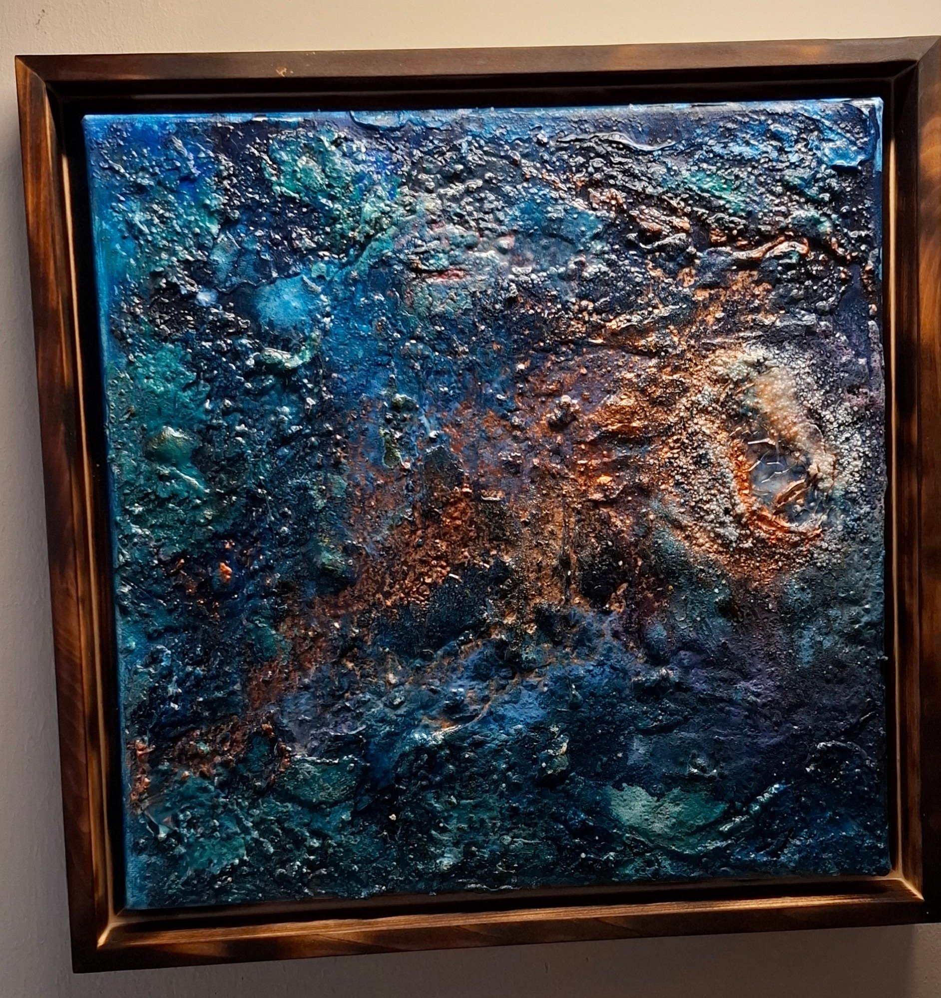 Energiequellen im Ozean der Sedimente von Markus Willems, gerahmtes abstraktes Mixed-Media-Original mit Relief, Kupferreaktion, Sedimentstruktur und Lichtwirkung