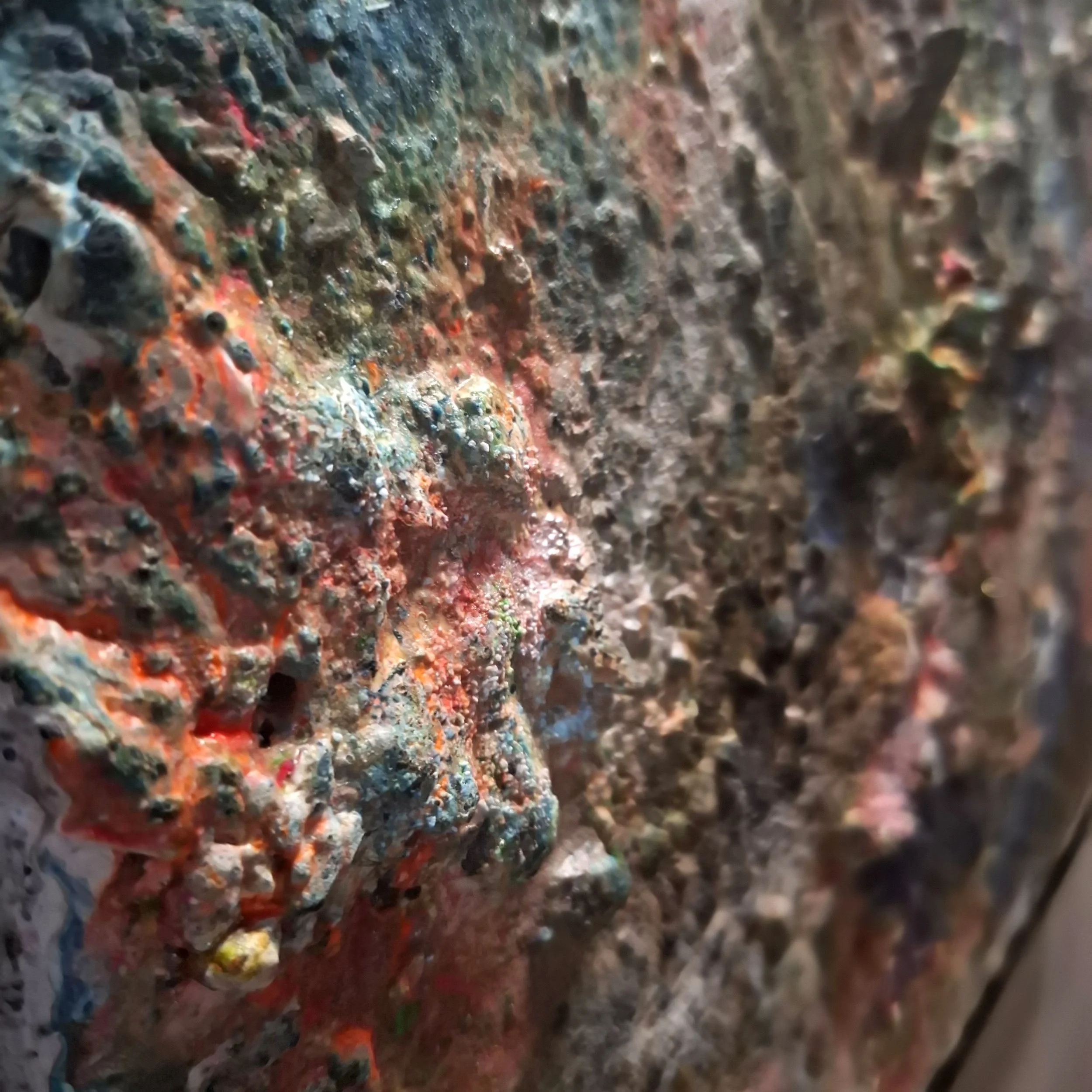 Detail – Poröse Reliefzone von „Unter der Haut des Sediments“
