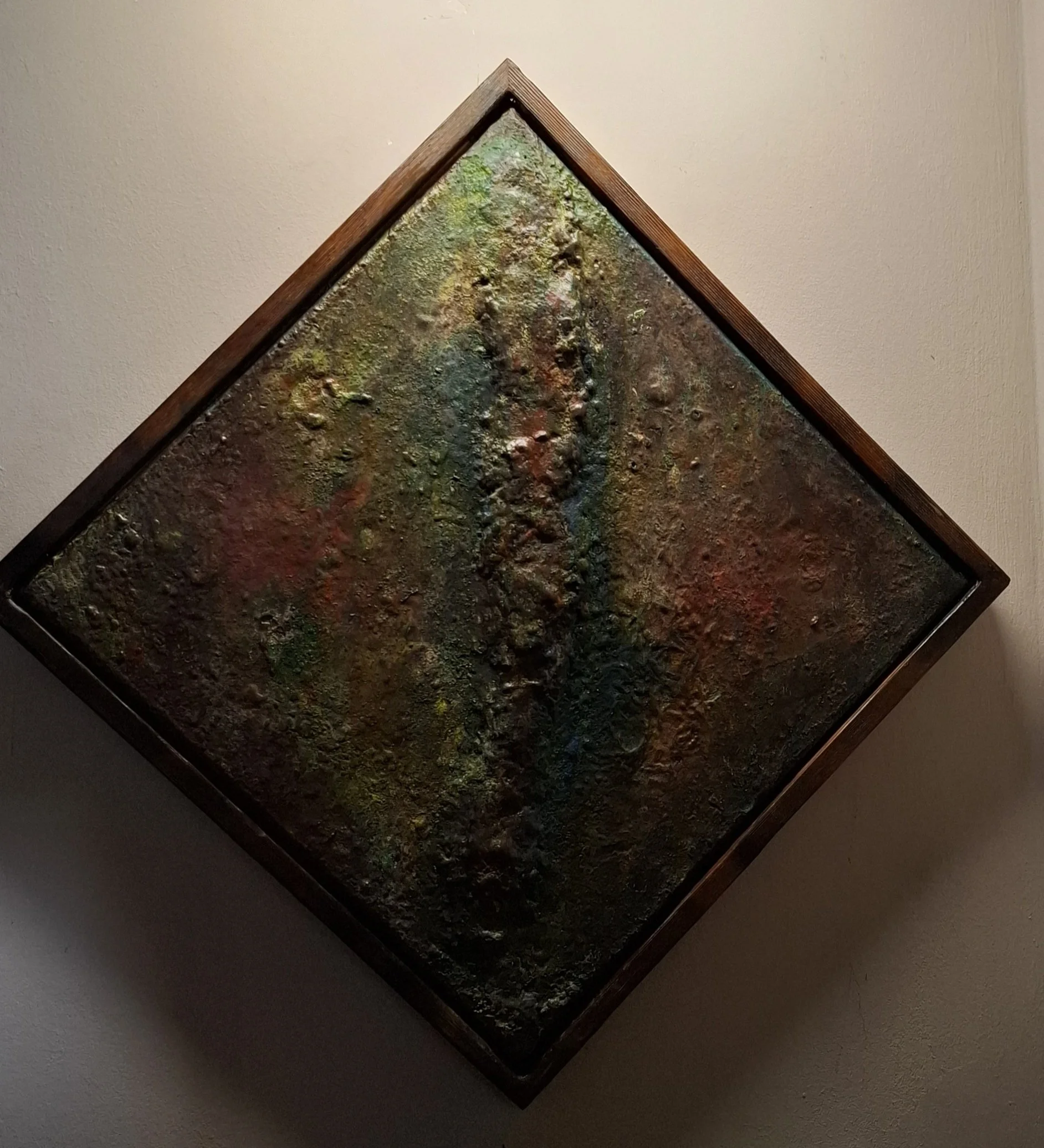 Flusssediment der Erosion in diagonaler Präsentation unter Galerielicht mit sichtbarer Reliefstruktur