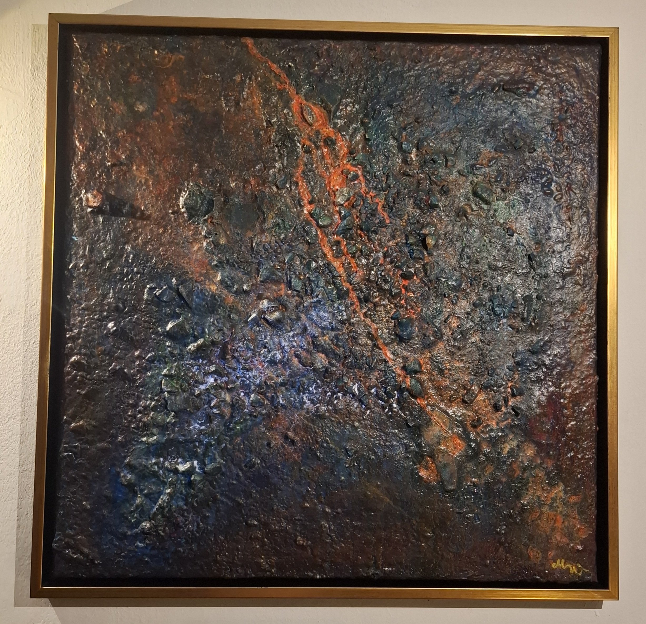 Das geheime Sediment unter der Erosion – vollständige Ansicht des gerahmten 50 × 50 cm Mixed-Media-Originals