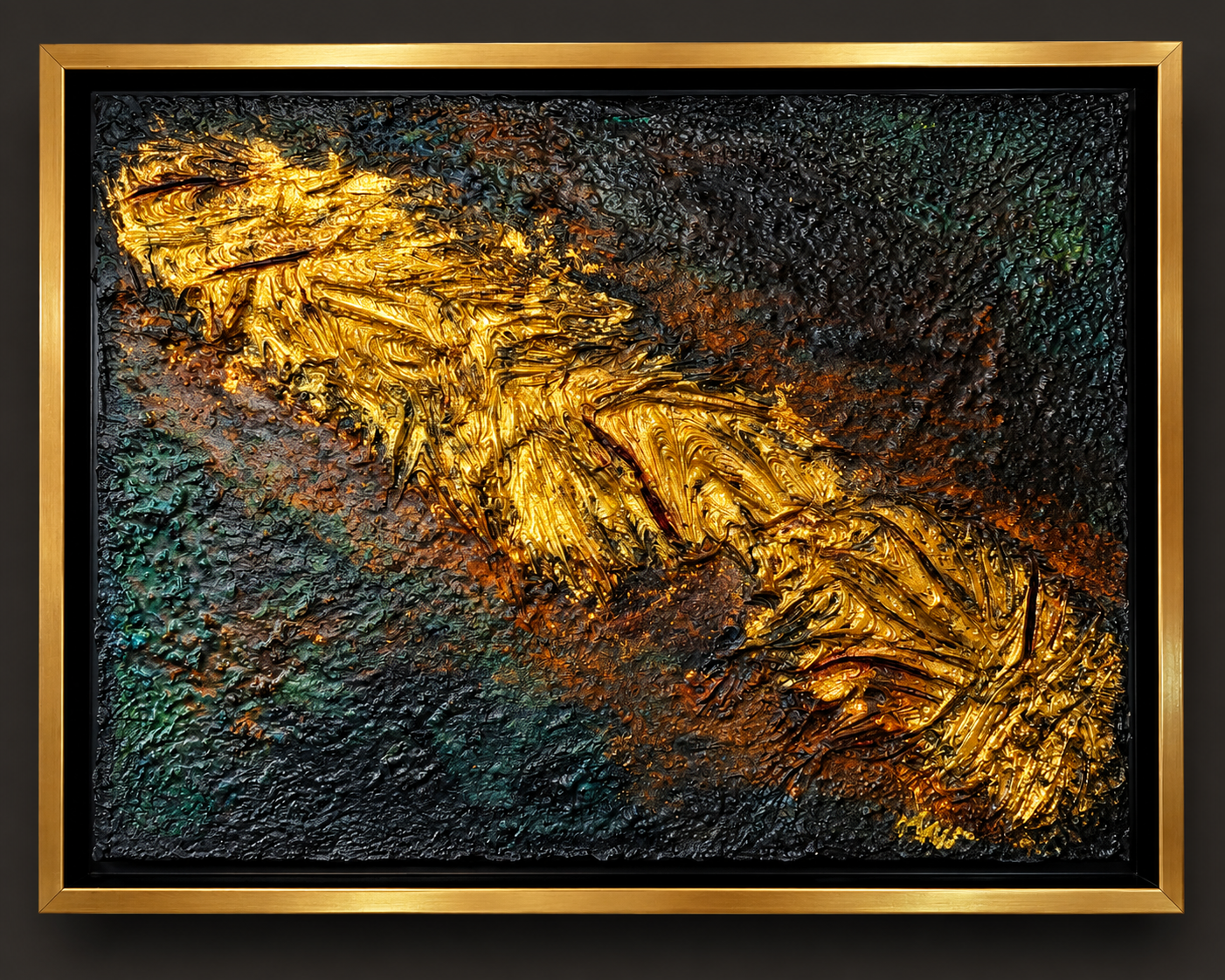 Erosion unter Wasser von Markus Willems: diagonale goldene Reliefader auf dunklem, türkisgrünem Grund im goldfarbenen Rahmen mit schwarzer Innenzone