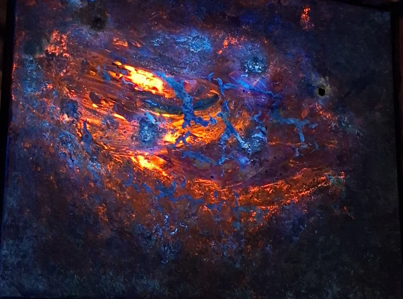 Raumwirkung von Elementsturm im Erosionskern mit roter Neonwirkung, Erosionskern, Relief und dunkler Materialtiefe