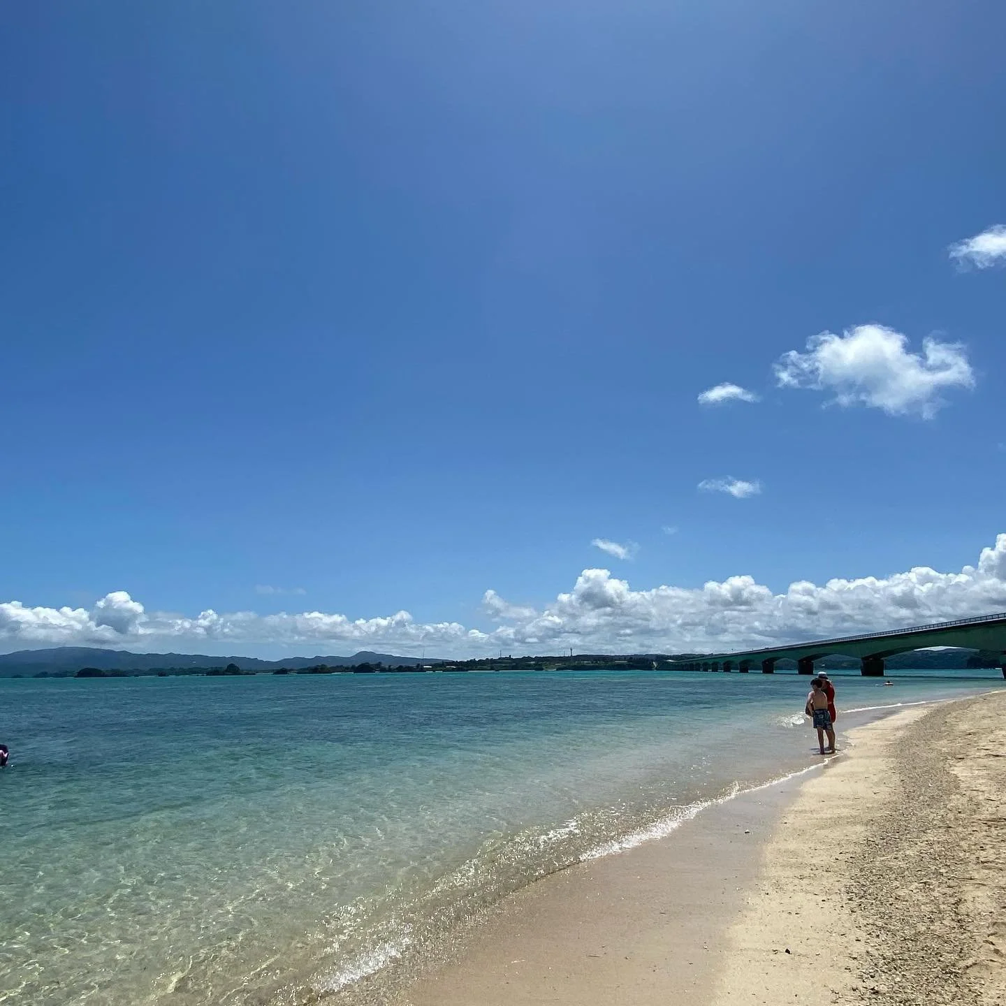 ケンが撮影した、透き通る浅瀬と砂浜、古宇利の橋