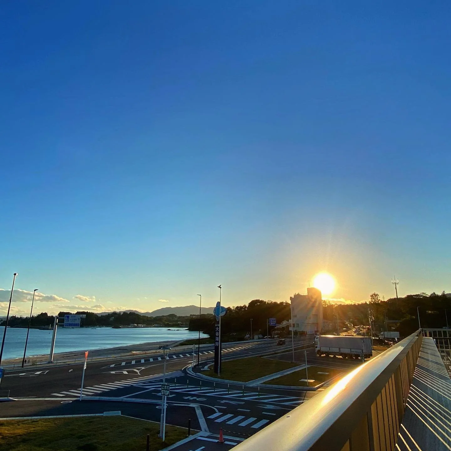 ケンが歩道橋から撮影した、夕日に照らされる気仙沼の海辺