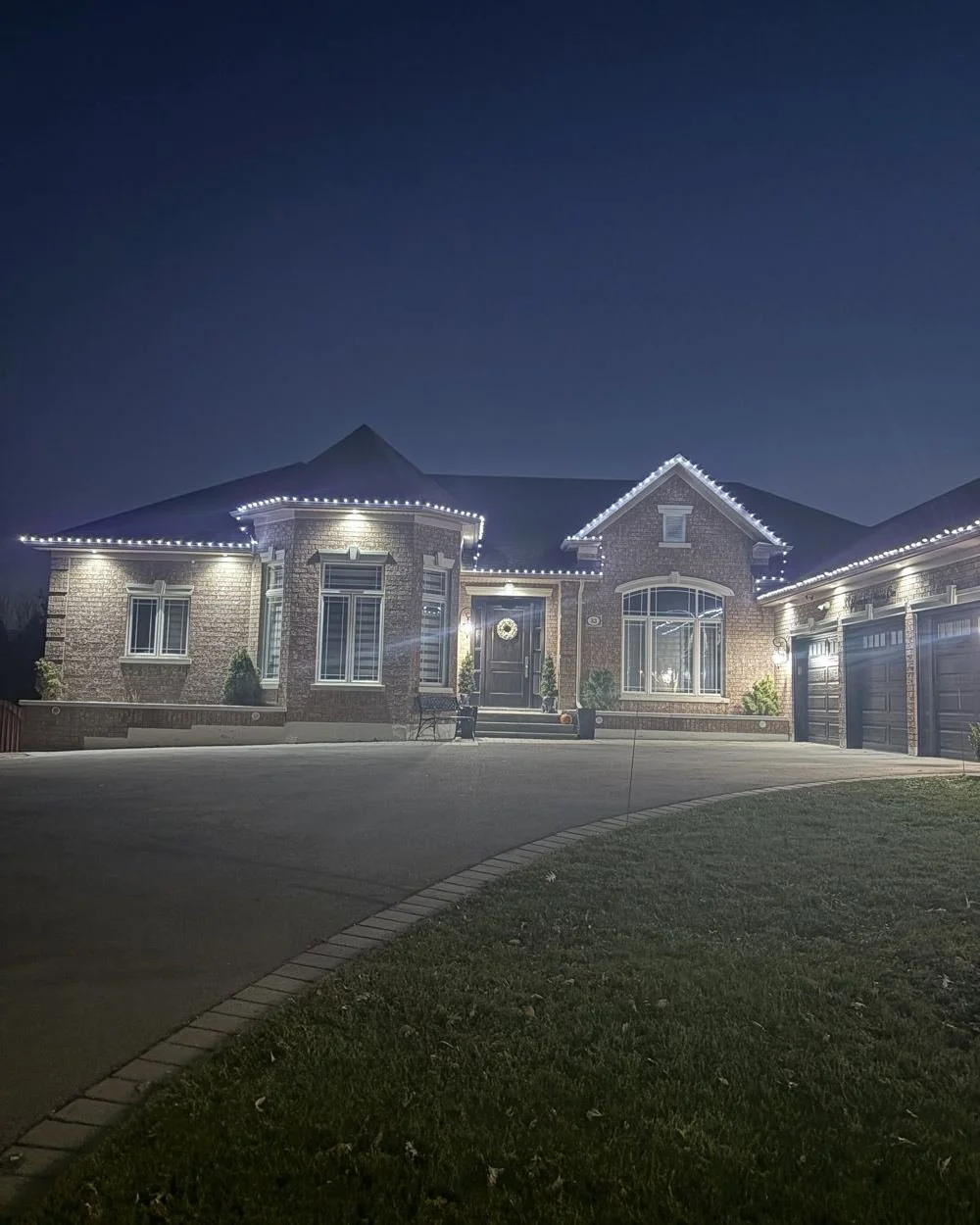 Bungalow with white C9 roofline Christmas lights installed by QuickCutz