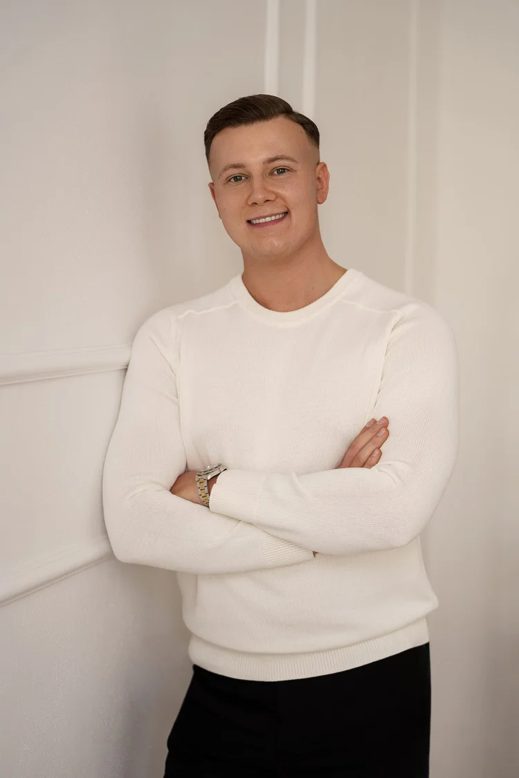 Portret biznesowy mężczyzny w białym swetrze, sesja w Studio Crème