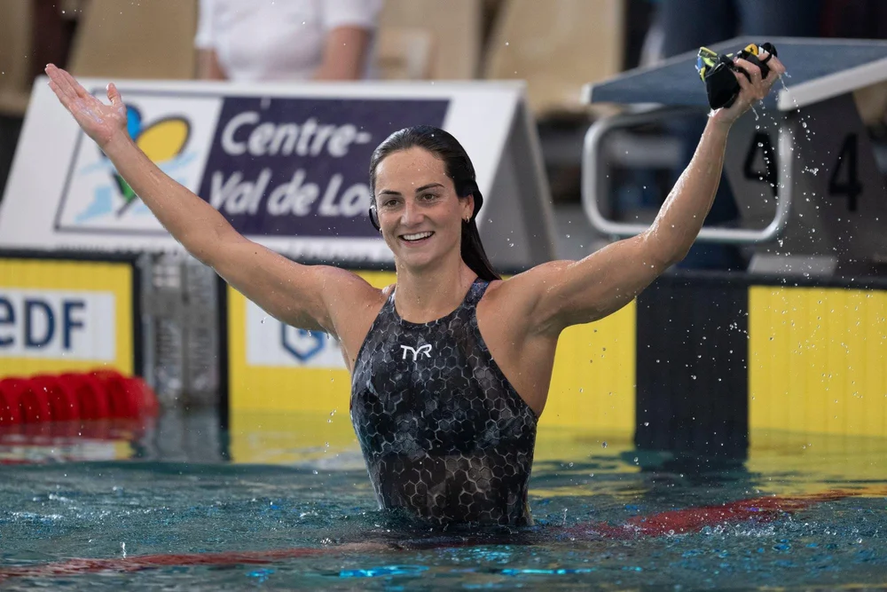 B&eacute;ryl Gastaldello celebrating in the pool with her arms raised