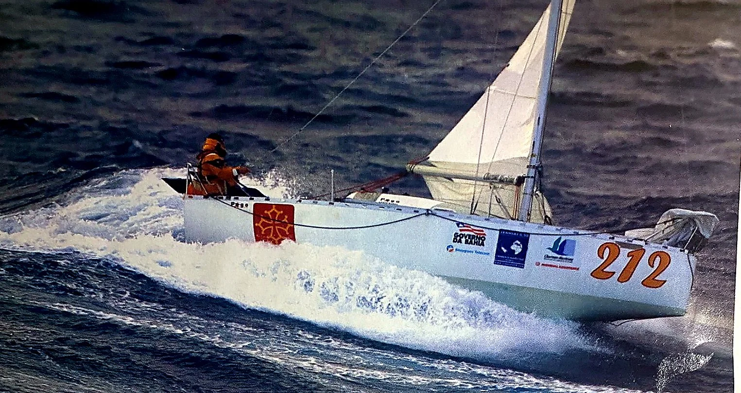 Mini 212 reaching at speed offshore