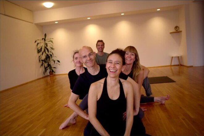 Nemendur og kennarar saman í Art of Yoga