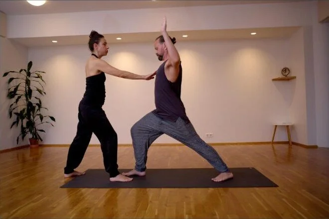 Talya leiðbeinir nemanda hjá Art of Yoga