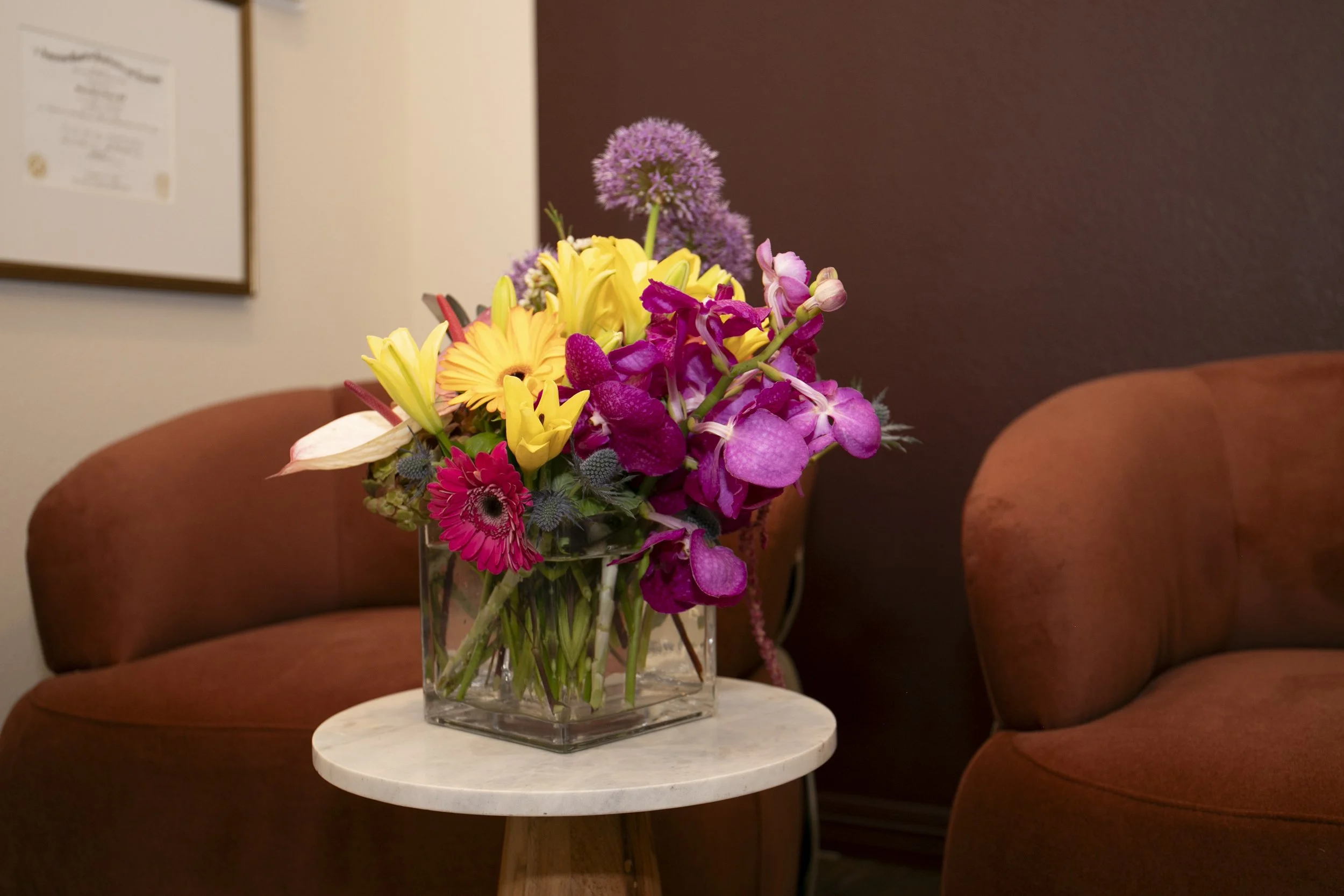 Welcoming seating area with fresh flowers in Dr. Busch's Mansfield, TX office