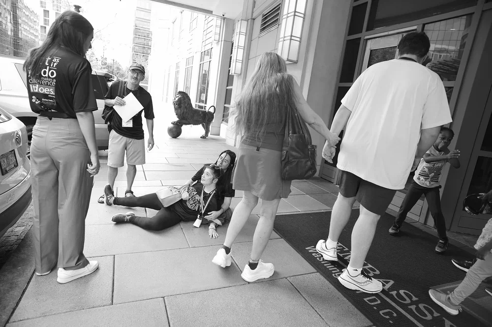 Outside the hotel, Jadyne lays on the ground.