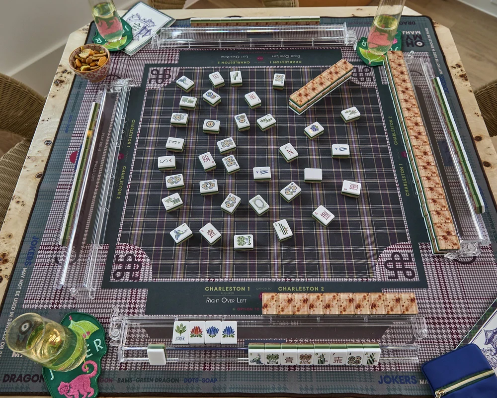 Oh My Mahjong Heritage 2.0 mahjong tiles at the table: Heritage 2.0 on the Oh My Mahjong Dapper mat · photo: Oh My Mahjong