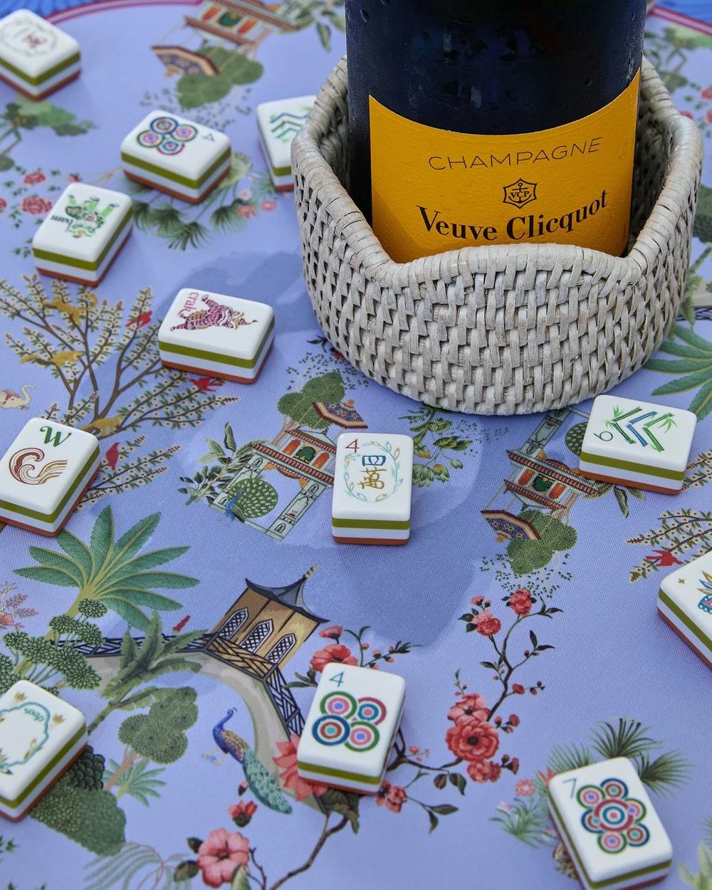 Oh My Mahjong Sierra mahjong tiles at the table: Sierra on the Oh My Mahjong Darjeeling mat · photo: Oh My Mahjong