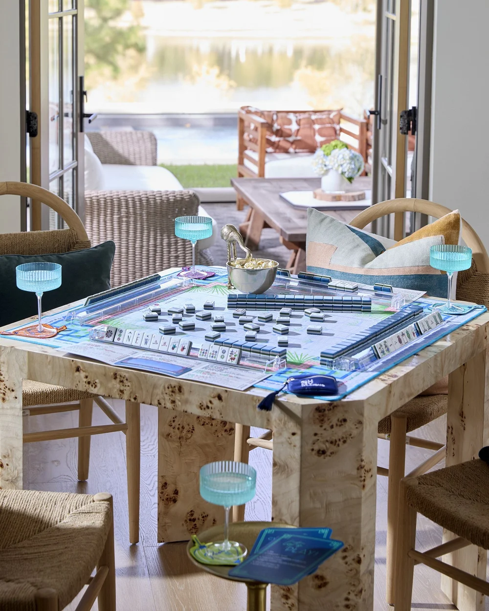 Oh My Mahjong Gatsby mahjong tiles at the table: Gatsby on the Oh My Mahjong Palm Paradise mat · photo: Oh My Mahjong