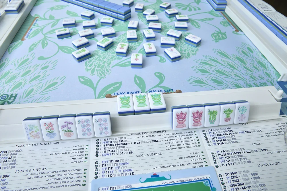 Oh My Mahjong Moonlight mahjong tiles at the table: Moonlight on the Oh My Mahjong Isla mat · photo: Oh My Mahjong