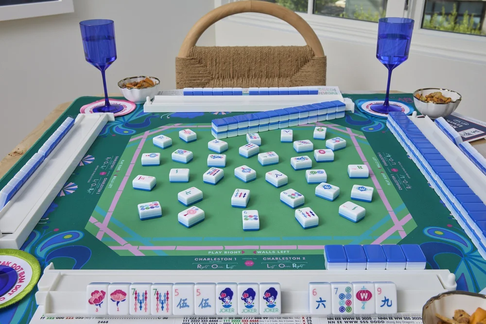 Oh My Mahjong Lola mahjong tiles at the table: Lola on the Oh My Mahjong Birdie Green mat · photo: Oh My Mahjong