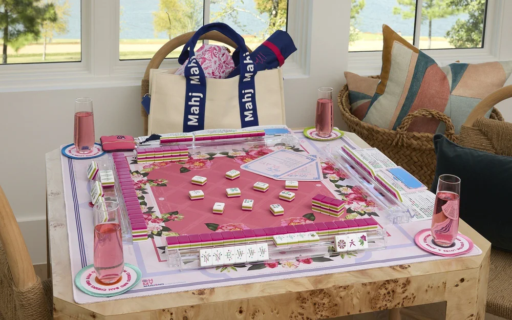 Oh My Mahjong Dandy mahjong tiles at the table: Dandy on the Oh My Mahjong Camellia mat · photo: Oh My Mahjong