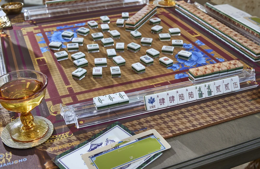 Oh My Mahjong Heritage 2.0 mahjong tiles at the table: Heritage 2.0 on the Oh My Mahjong Palomino mat · photo: Oh My Mahjong