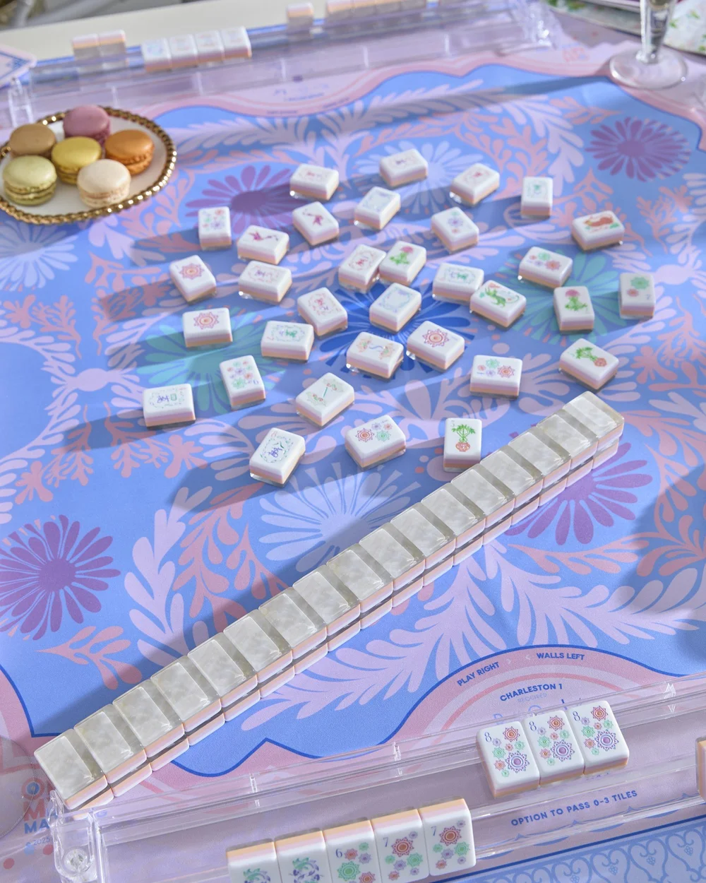 Oh My Mahjong Pearlescent mahjong tiles at the table: Pearlescent on the Oh My Mahjong Peri Twinkle mat · photo: Oh My Mahjong