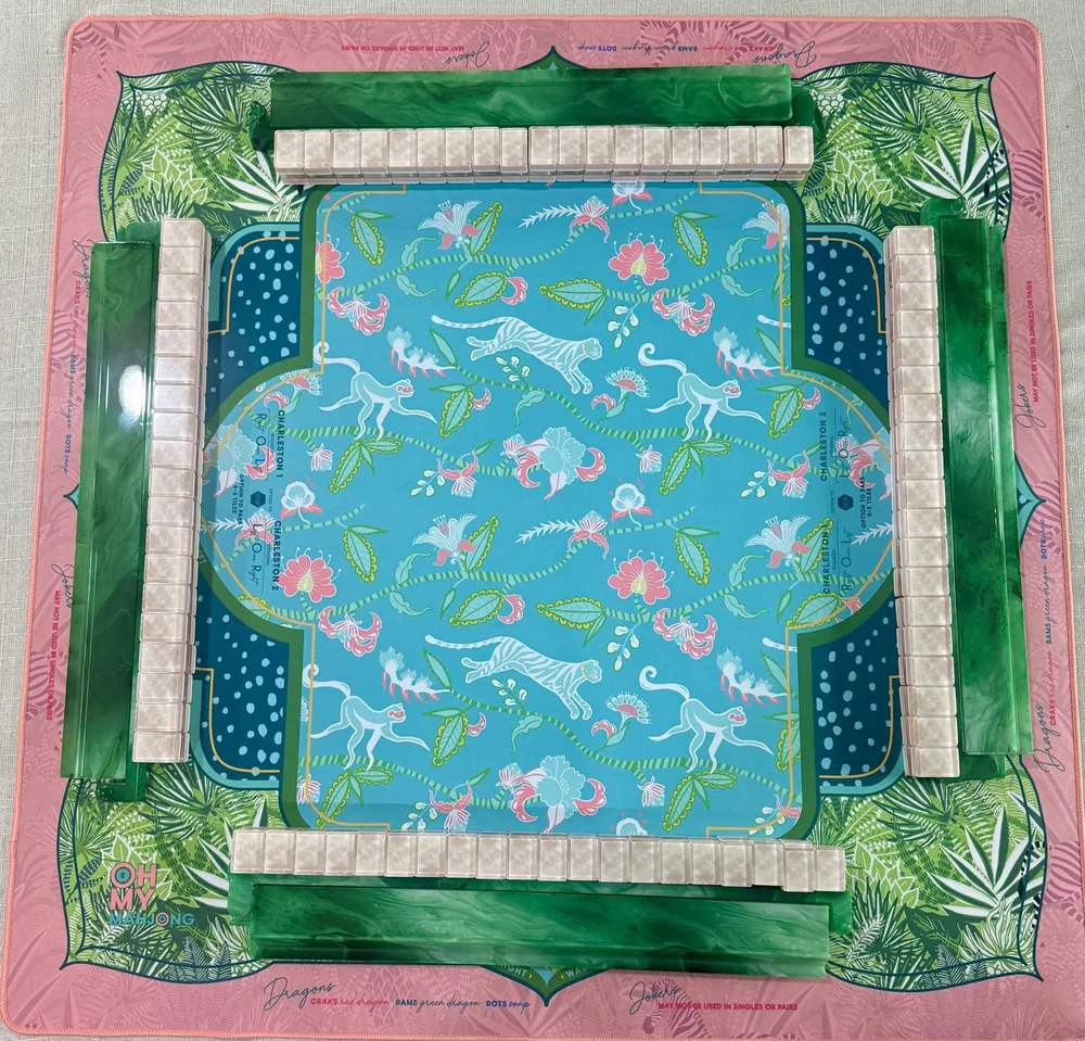 Oh My Mahjong Pearlescent mahjong tiles at the table: This combo also looks great with Agate racks! The texture of the pearlescent back and agate play well together