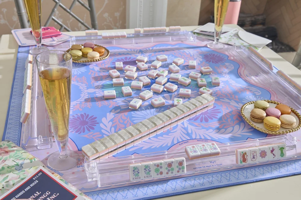 Oh My Mahjong Pearlescent mahjong tiles at the table: Pearlescent on the Oh My Mahjong Peri Twinkle mat · photo: Oh My Mahjong