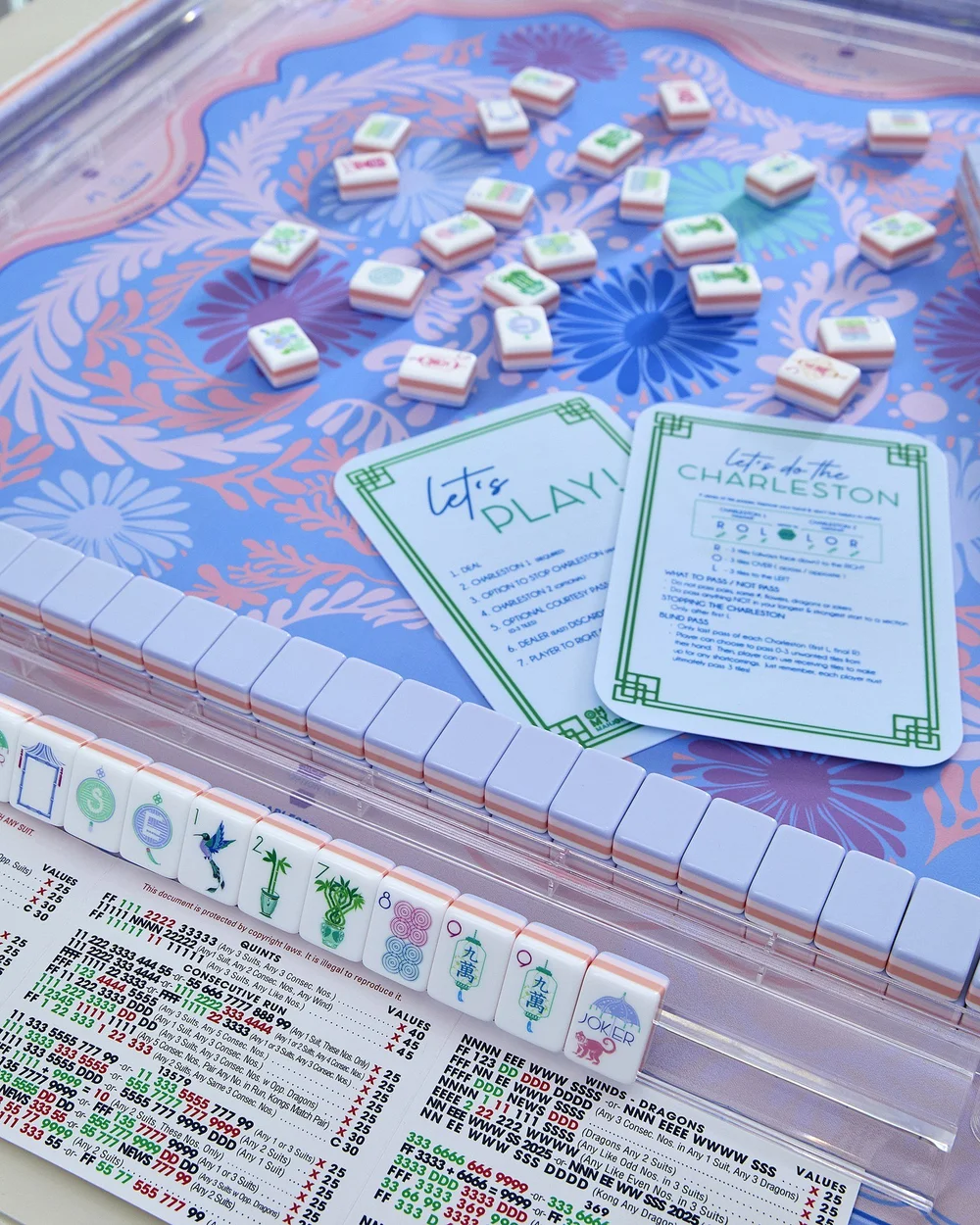 Oh My Mahjong Luminaire mahjong tiles at the table: Luminaire on the Oh My Mahjong Peri Twinkle mat · photo: Oh My Mahjong