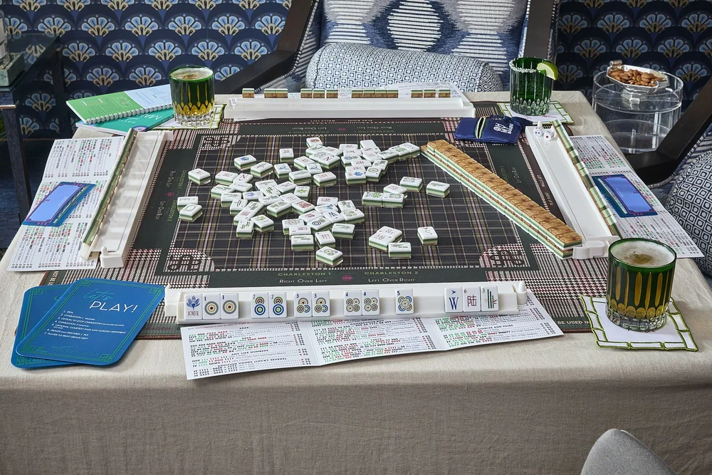 Oh My Mahjong Heritage mahjong tiles at the table: Heritage on the Oh My Mahjong Dapper mat · photo: Oh My Mahjong