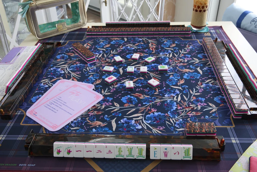 Oh My Mahjong Glow Wild mahjong tiles at the table: Glow Wild on the Oh My Mahjong Astor mat · photo: Oh My Mahjong