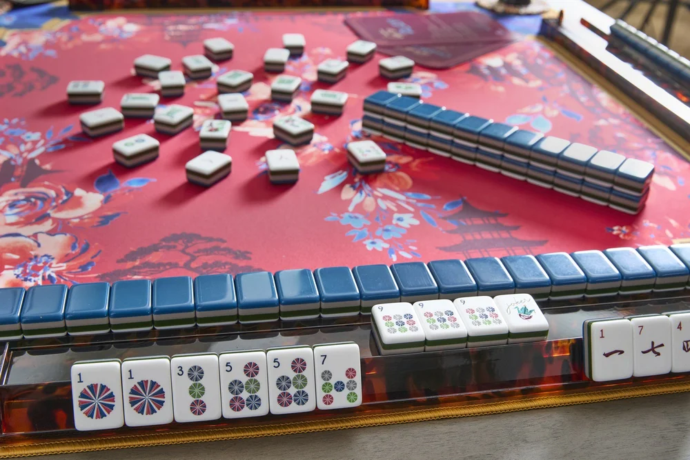 Oh My Mahjong Gatsby mahjong tiles at the table: Gatsby on the Oh My Mahjong Scarlett mat · photo: Oh My Mahjong