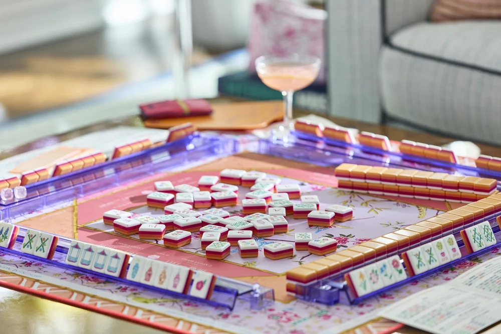Oh My Mahjong Sunset mahjong tiles at the table: Sunset on the Oh My Mahjong Goldie mat · photo: Oh My Mahjong