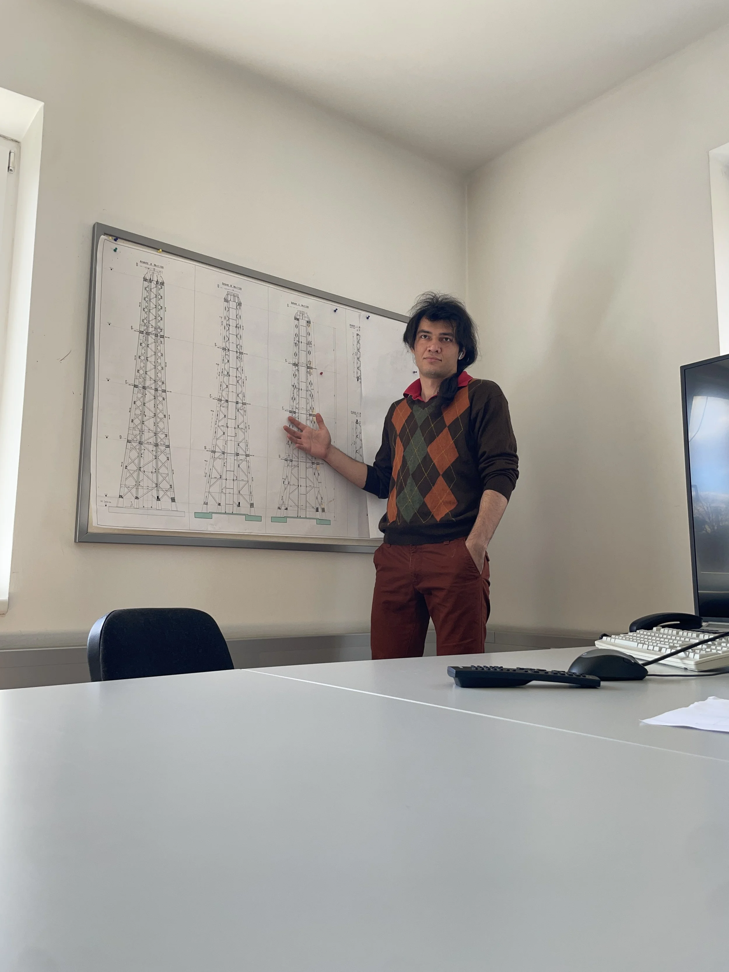 Inhaber zeigt auf Pläne