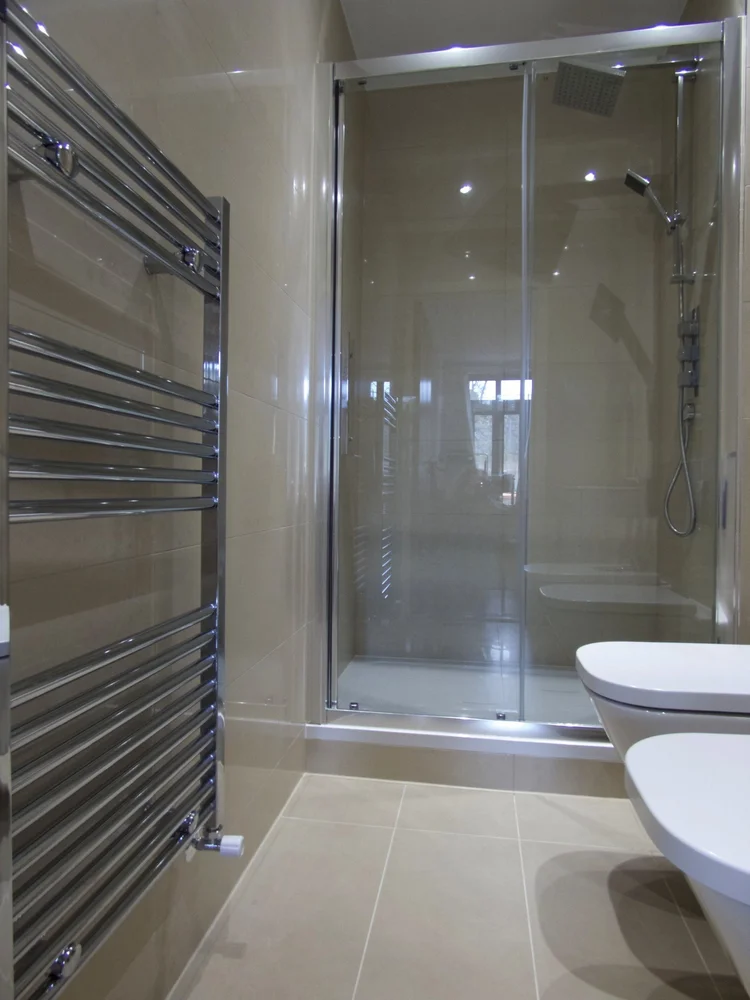 En suite shower room in Putney by RELM Interiors