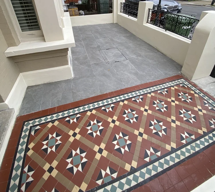 Front patio in Fulham by RELM Interiors