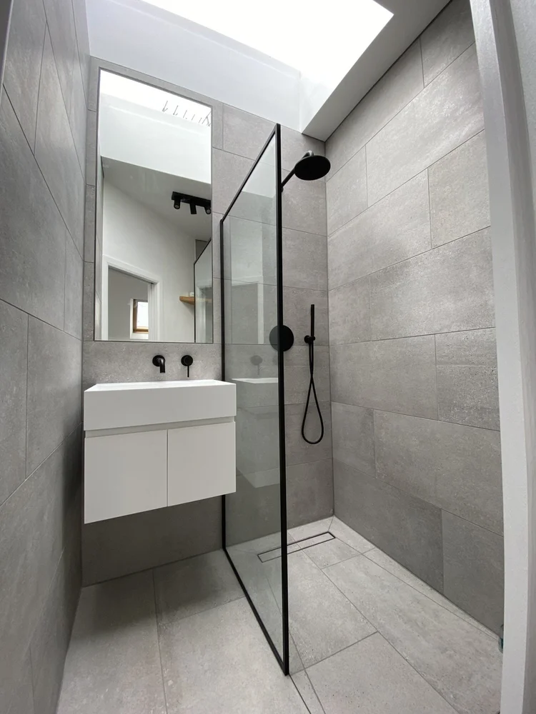 Loft bedroom & en suite by RELM Interiors