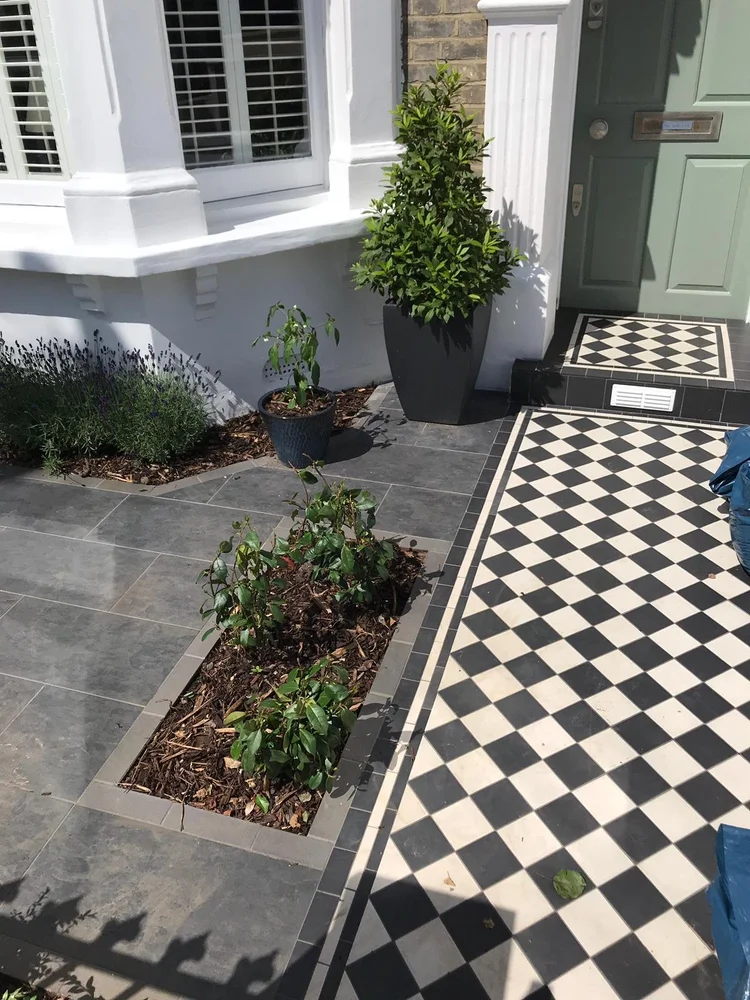 Victorian front garden in Putney by RELM Interiors