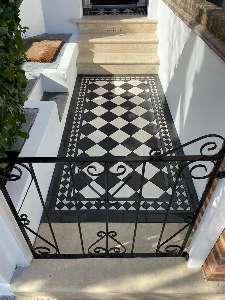 Front entrance in Putney by RELM Interiors