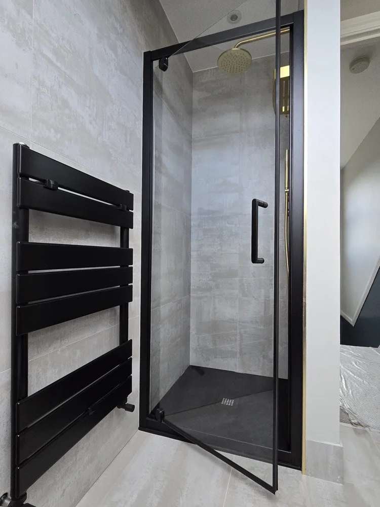 Loft en suite bathroom by RELM Interiors