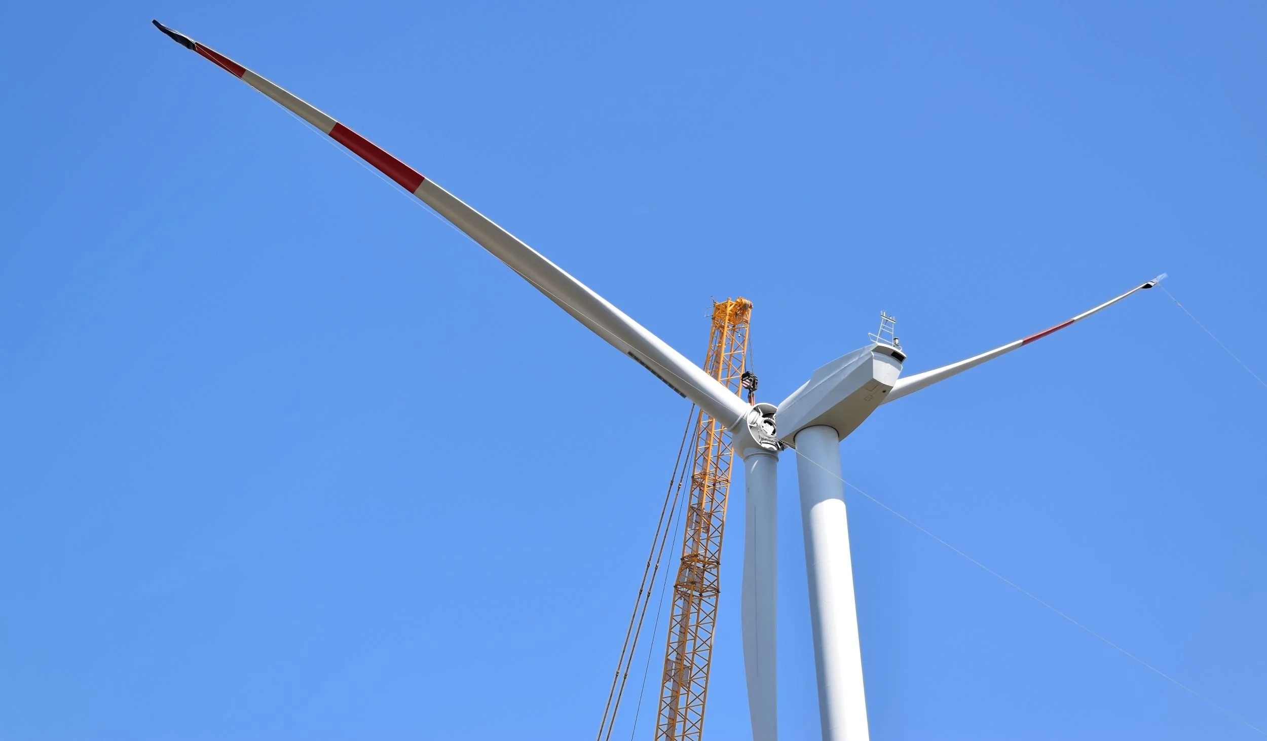 Wind turbine against a cloudy sky — ESG risk assessment and crisis preparedness