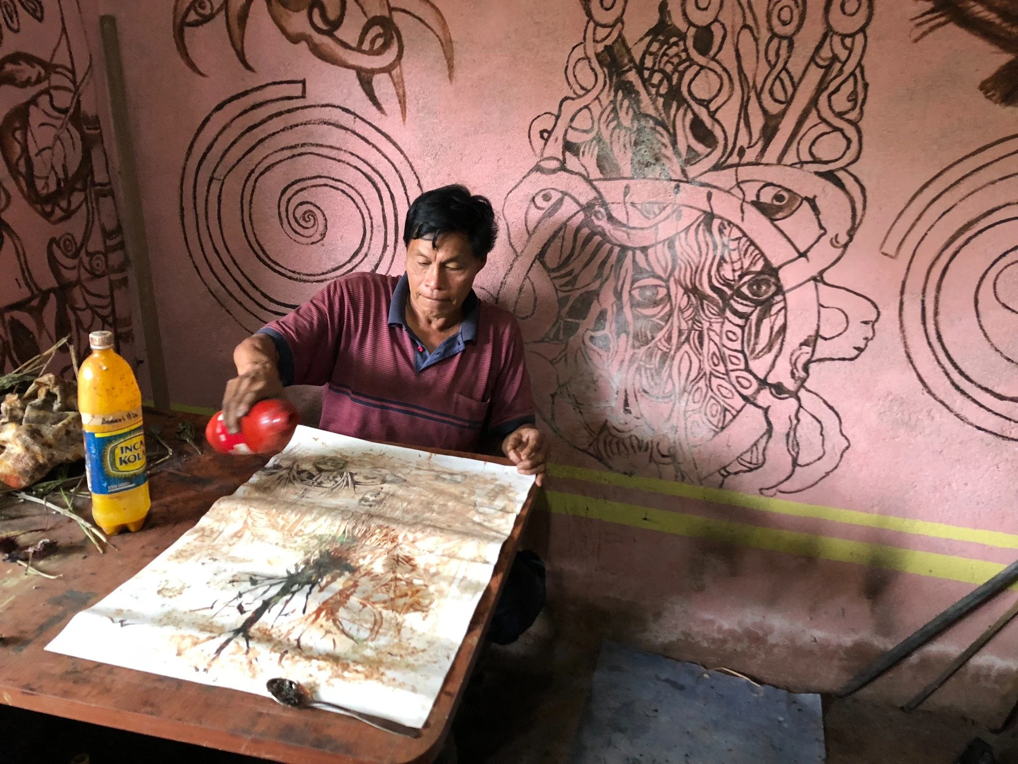 Natural pigment painting demonstration in Ecuador — click to watch Elías Mamallacta at work