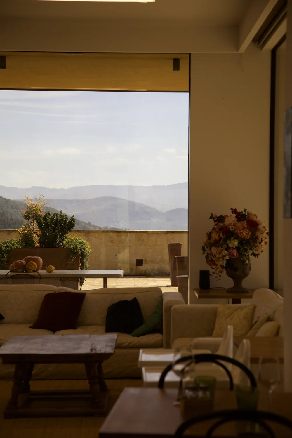 Gli interni con vista sulla vallata