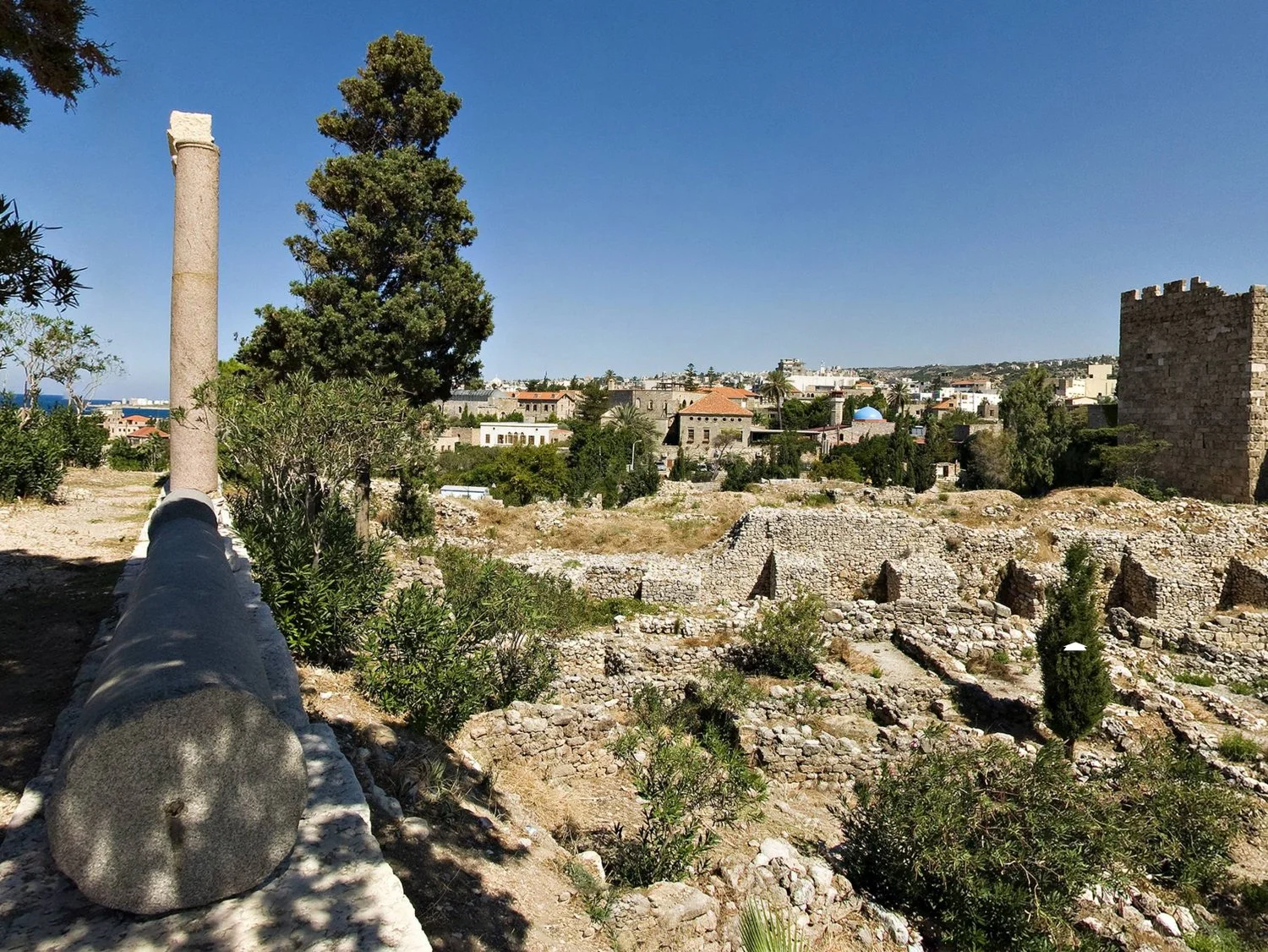 visite virtuelle depuis la colonade romaine du site archéologique de byblos