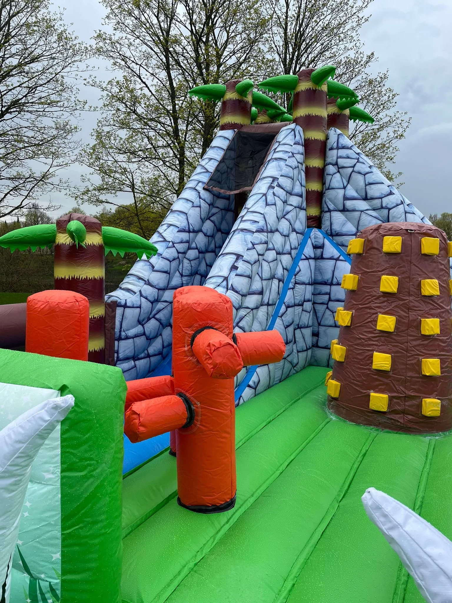 Dinozauru parks piepūšamā atrakcija