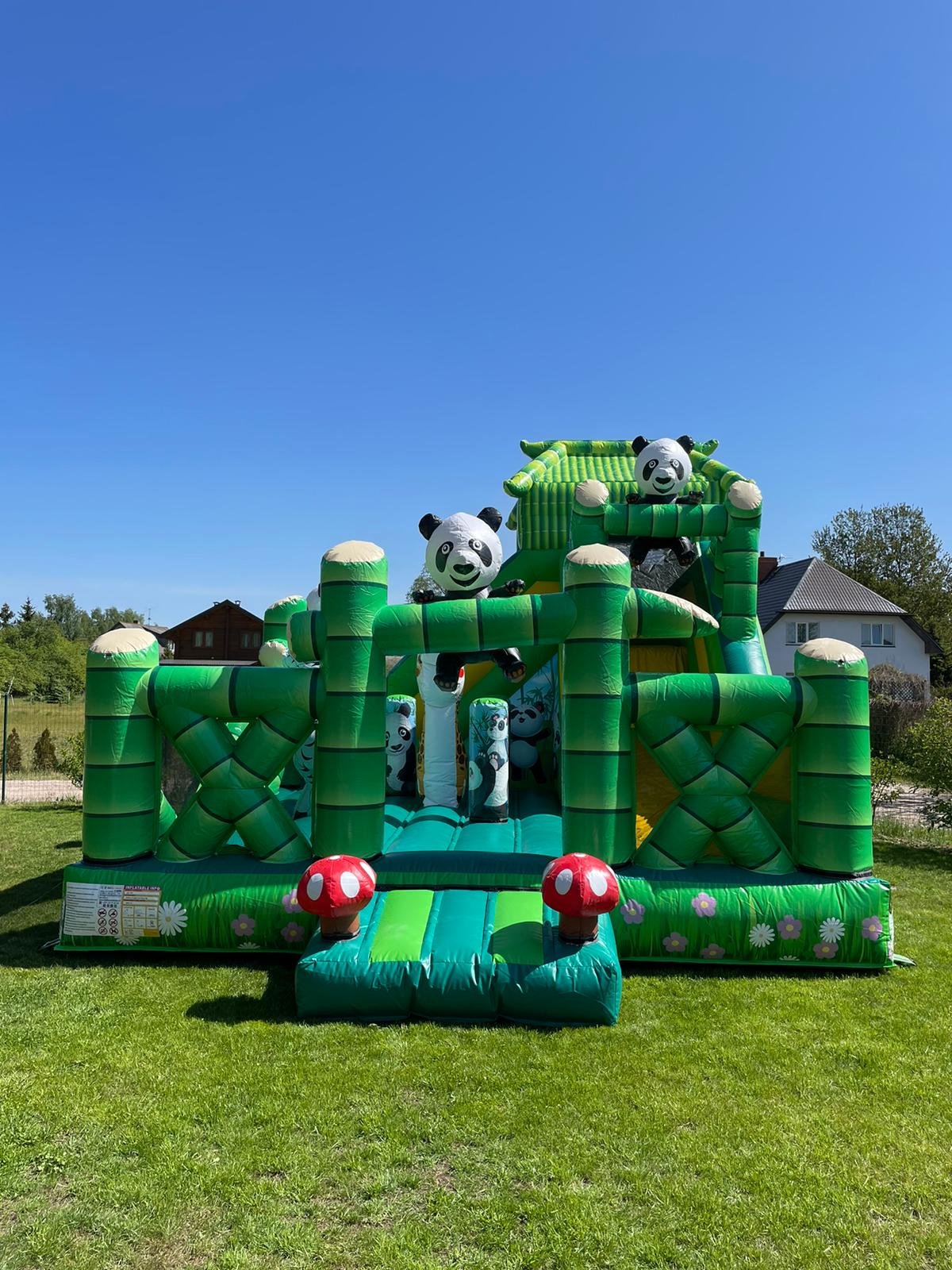 Panda piepūšamā atrakcija