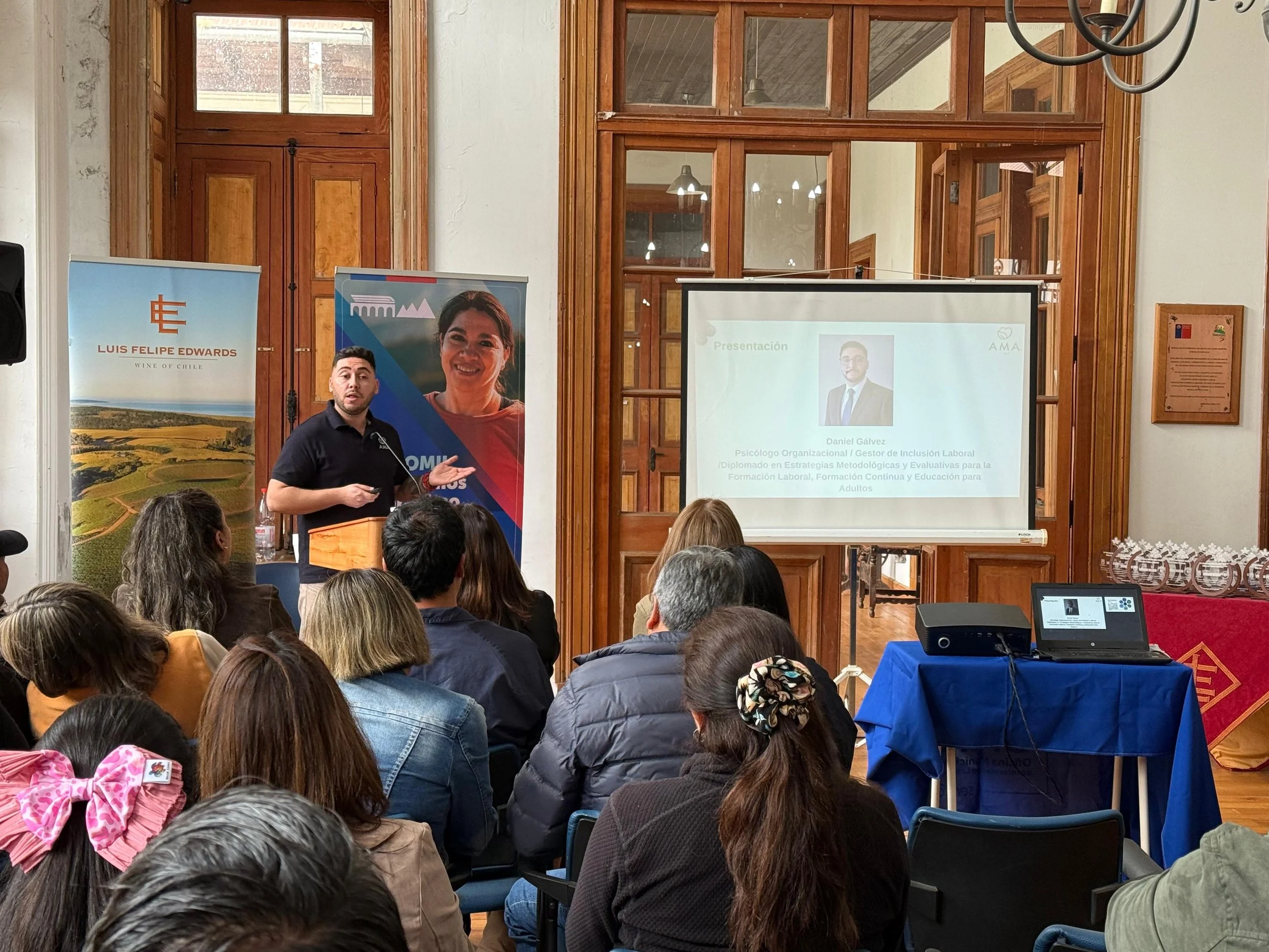 Director general de Centro Psicovinculo realizando una charla sobre inclusión laboral en Nancagua