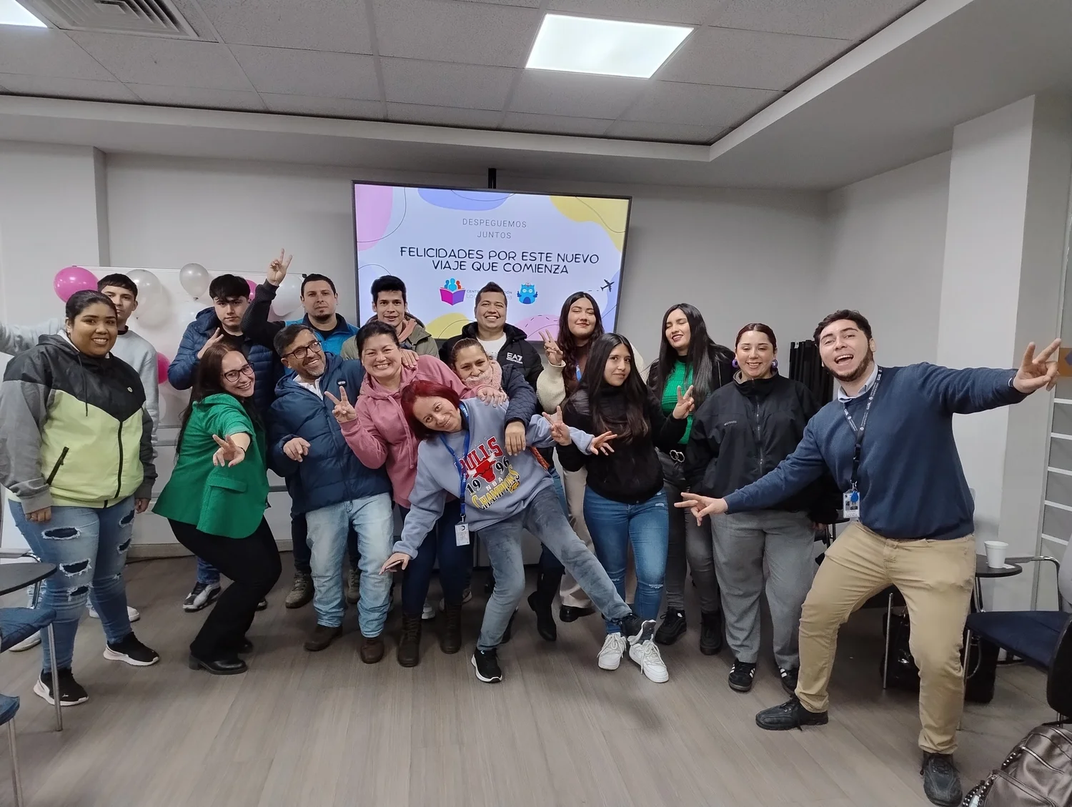 Grupo de participantes al finalizar una experiencia de capacitación