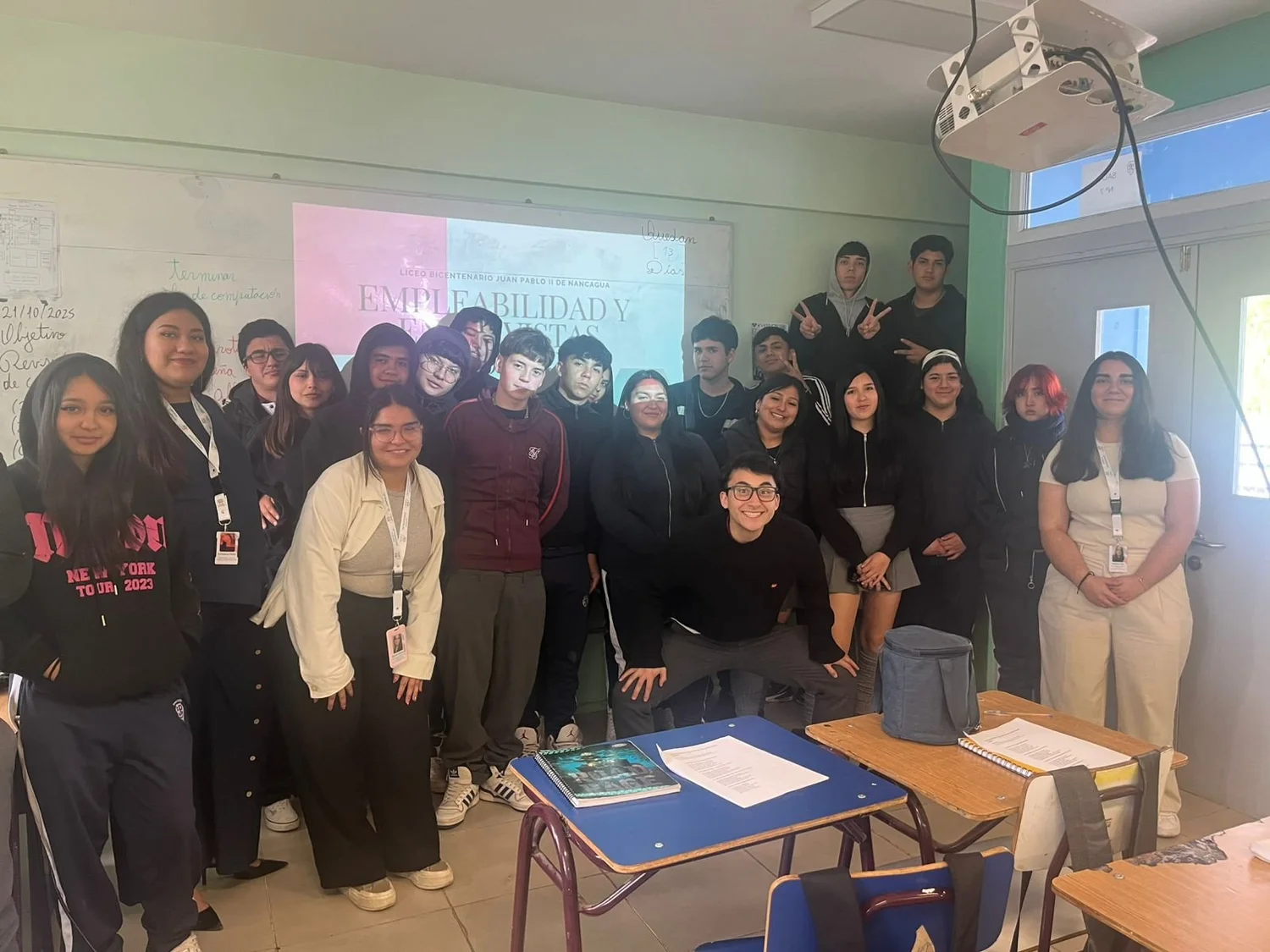 Estudiantes y facilitadores después de una capacitación de empleabilidad